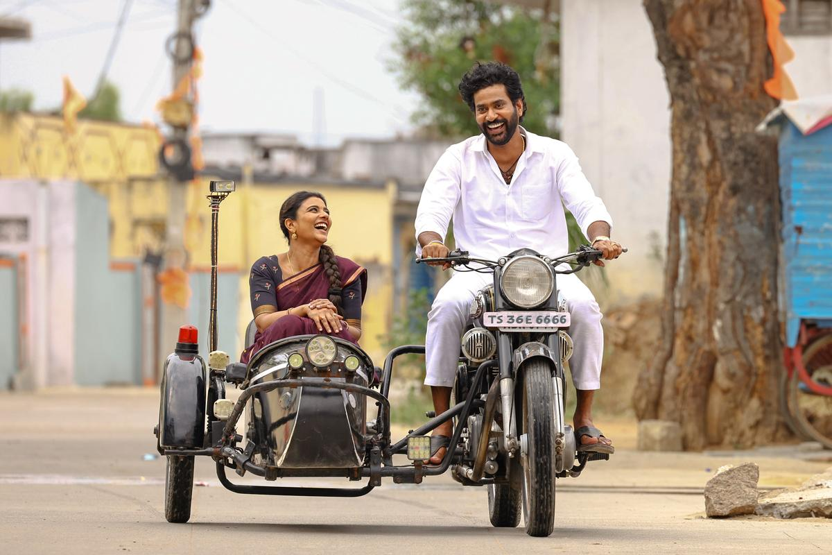 Oh Sukumari Review: హీరోయిన్ను తాకితే షాక్.. తిరువీర్, ఐశ్వర్య రాజేష్ ఫాంటసీ డ్రామా మెప్పించిందా? - NaaTV Telugu Oh Sukumari Telugu Movie Review and Rating