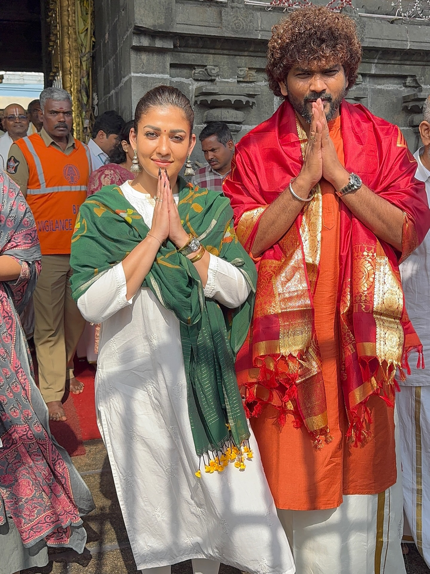 Nayanthara: 'లేడీ సూపర్ స్టార్' నయనతారకి గుండుకొట్టిన నెటిజన్లు !? - NaaTV Telugu #Nayanthara bald head tirumala photos real? or fake? Nayanthara gundu photos nijamena