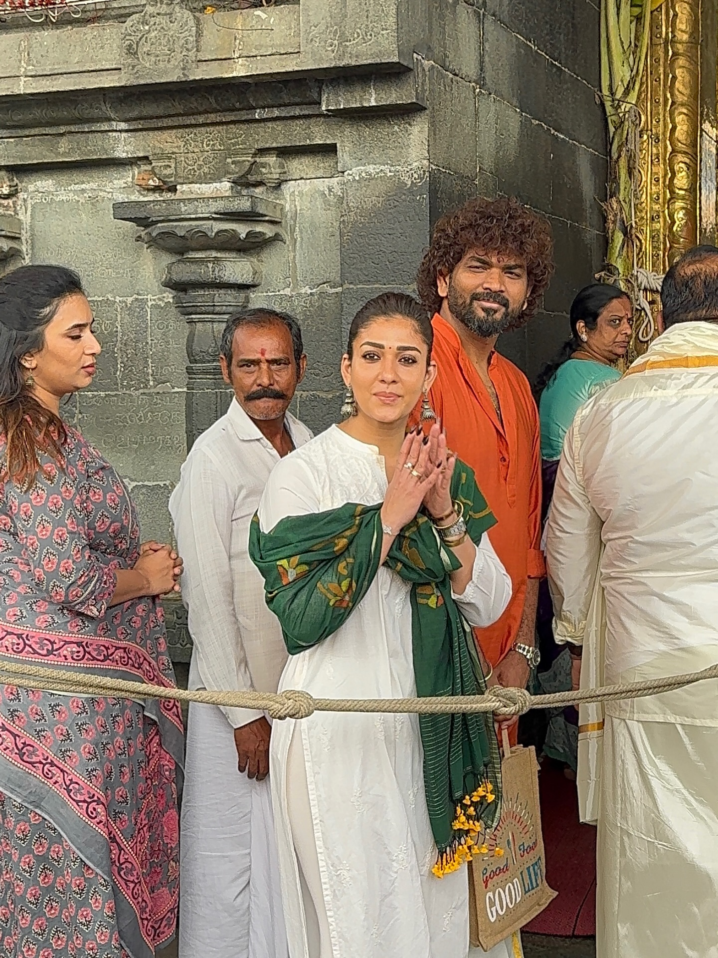Nayanthara: 'లేడీ సూపర్ స్టార్' నయనతారకి గుండుకొట్టిన నెటిజన్లు !? - NaaTV Telugu #Nayanthara & #VigneshShivan visit Tirumala to seek the blessings of Lord Venkateshwara