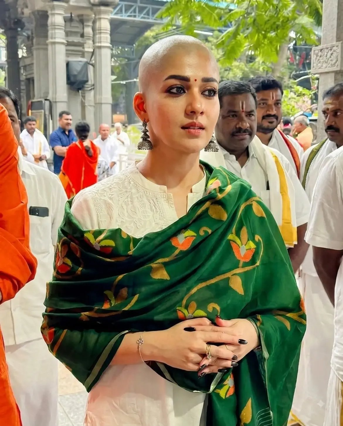 Nayanthara: 'లేడీ సూపర్ స్టార్' నయనతారకి గుండుకొట్టిన నెటిజన్లు !? - NaaTV Telugu #Nayanthara viral pics. Nayanthara Tirumala photos
