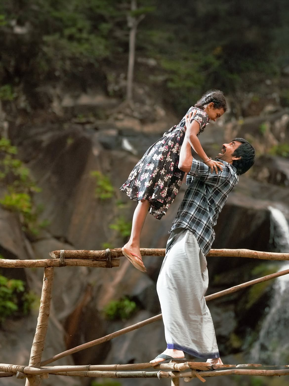 Irumudi Movie Review: రవితేజ 'ఇరుముడి' మూవీ రివ్యూ.. మాస్ రాజా ఖాతాలో హిట్టు పడ్డట్టేనా? - NaaTV Telugu ravi teja irumudi movie review. irumudi stills. #firstreview #ravitjea