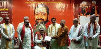 Kopparapu Kavula Puraskaram: బ్రహ్మశ్రీ సామవేదం షణ్ముఖశర్మకు కొప్పరపు కవుల జాతీయ ప్రతిభా పురస్కారం 02-Samavedam Shanmukha Sarma Kopparapu Kavula PuraskaramHonored with Kopparapu Kavula Puraskaram in Vizag విశాఖపట్నంలో కొప్పరపు కవుల కళాపీఠం 24వ వార్షికోత్సవం ఘనంగా జరిగింది. బ్రహ్మశ్రీ సామవేదం షణ్ముఖశర్మకు జాతీయ ప్రతిభా పురస్కారం ప్రదానం చేశారు.