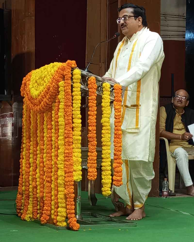 Kopparapu Kavula Puraskaram: బ్రహ్మశ్రీ సామవేదం షణ్ముఖశర్మకు కొప్పరపు కవుల జాతీయ ప్రతిభా పురస్కారం - NaaTV Telugu Kopparapu Kavula Puraskaram Andhra Pradesh High Court Judge Justice B. Krishna Mohan stated that the poems and writings of the Kopparapu poets need to be included in school curricula to restore the past glory of the Telugu language, and he hailed Samavedam Shanmukha Sarma as "Abhinava Vyasa" (a modern-day Vyasa).